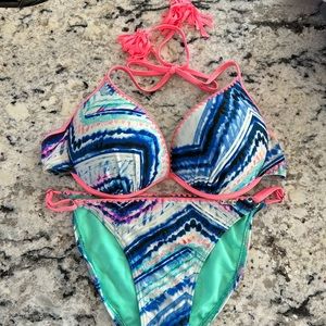 Medium bikini; push up up underwire; adjustable bottom